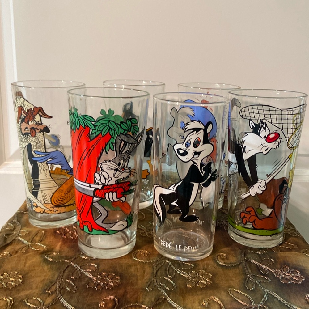 Vintage collector series drinking glasses with various Warner bros characters